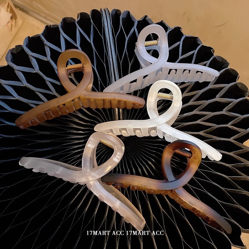 The new Korean style transparent blue hair clip with a matte finish and a high-end feel, a simple and elegant shark clip at the back of the head Specification drawing