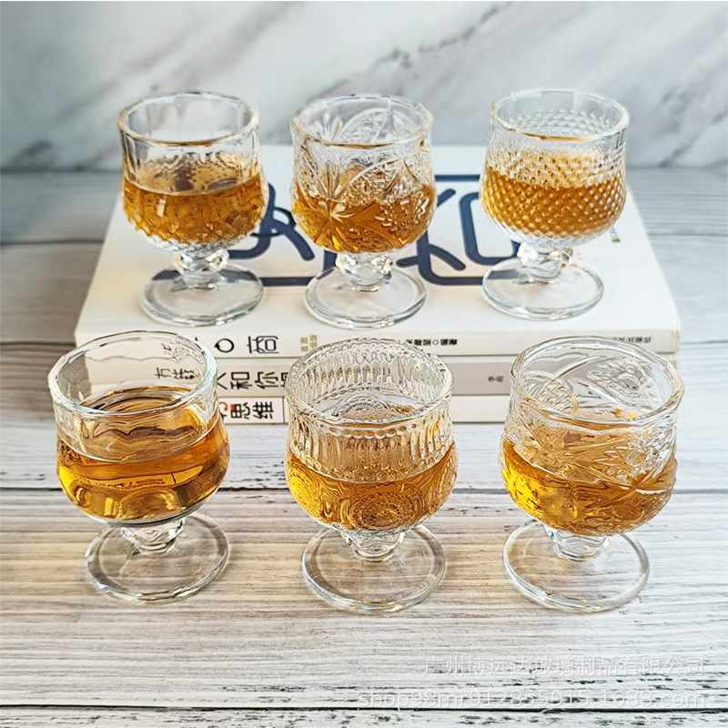 Engraved white spirit glass, thickened glass, one-piece spirits glass, one or two small wine glasses, low-stemmed foreign wine glasses, high-end clear wine glasses details Picture