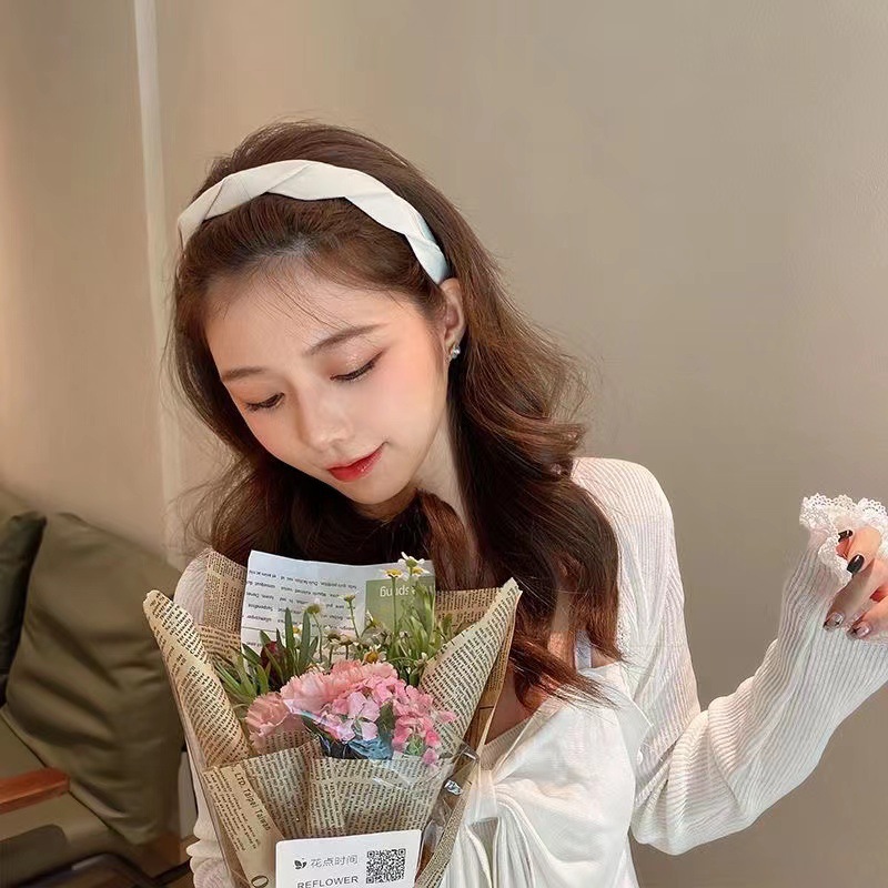 Retro twist hair band, women's face-washing hair tie, hair compression headband, popular hair clip, versatile outdoor hair band, spring and summer high-end feel Application Scenario