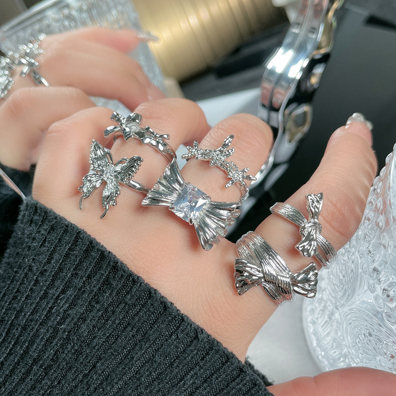 Minimalist plain circle bow open ring, women's unique pleated design sense, fashionable index finger ring, cold trend Application Scenario