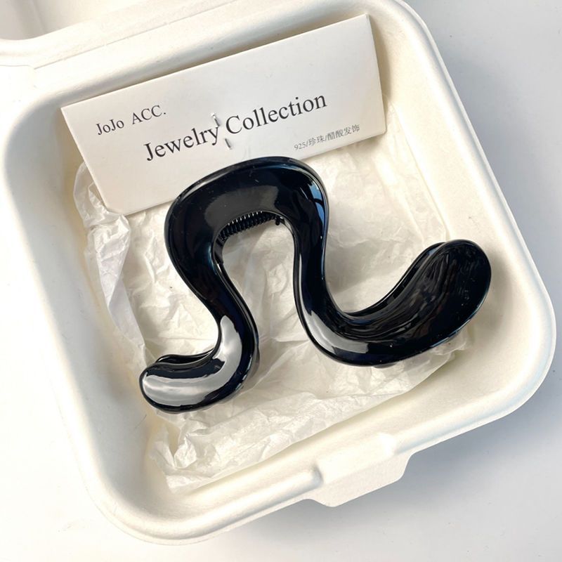 The 2025 New Year's model features a large number of character grappling clips, a must-have for fixing high ponytails, a relaxed hairpin, and a shark clip at the back of the head Application Scenario