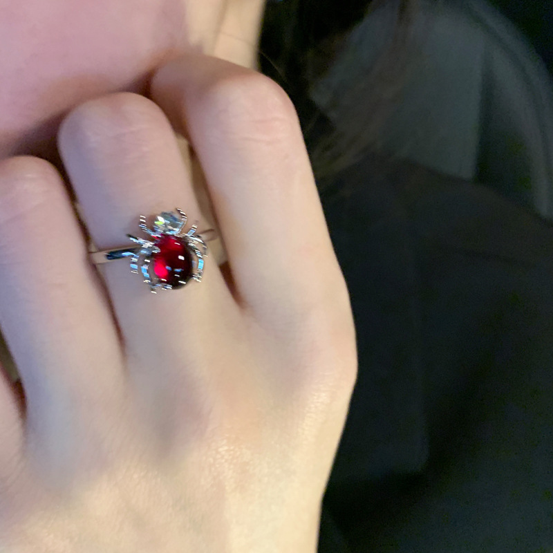 Hot girl, fashionable and individualistic Red spider open ring, adjustable for women, exquisite overlapping band ring, niche design, cold style full figure