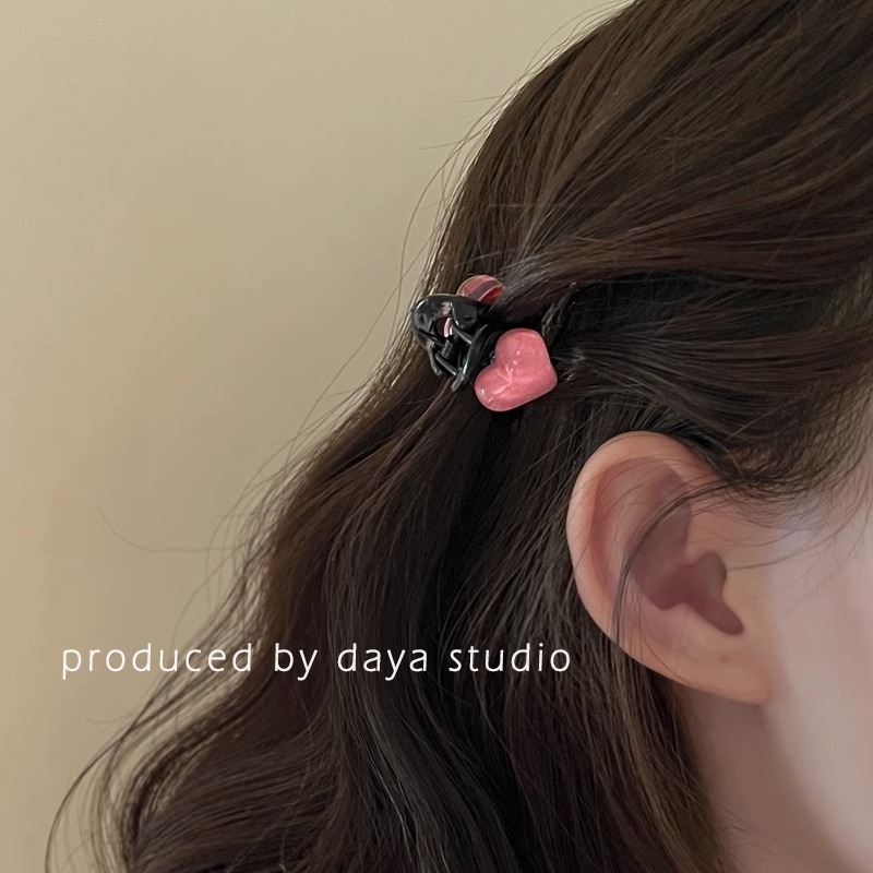 Simple heart-shaped gripper 2025 new style acrylic hair clip, hair accessory, high-end bangs clip, small shark clip, top clip full figure