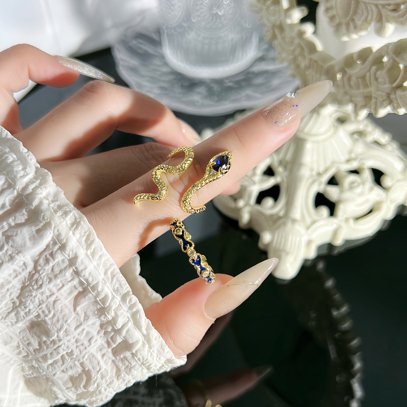 A retro Chinese trend style zodiac snake-shaped blue diamond open ring, a neutral style, fashionable, niche, versatile and high-end index ring full figure