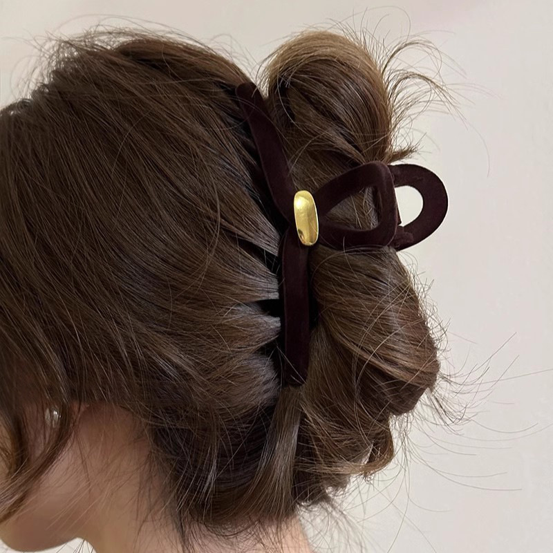 French retro metal flocked hair clips, high-end hair accessories for spring and summer, black velvet grabber, large updo, shark clip Application Scenario