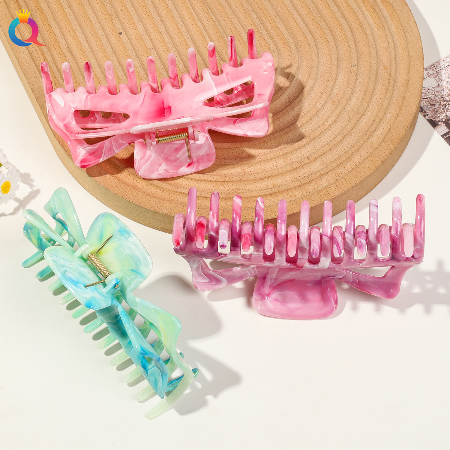 Qiyue Korean-style oversized hairpin, a trendy and fashionable bun on the back of the head with marble patterns and a shark clip headpiece Application Scenario