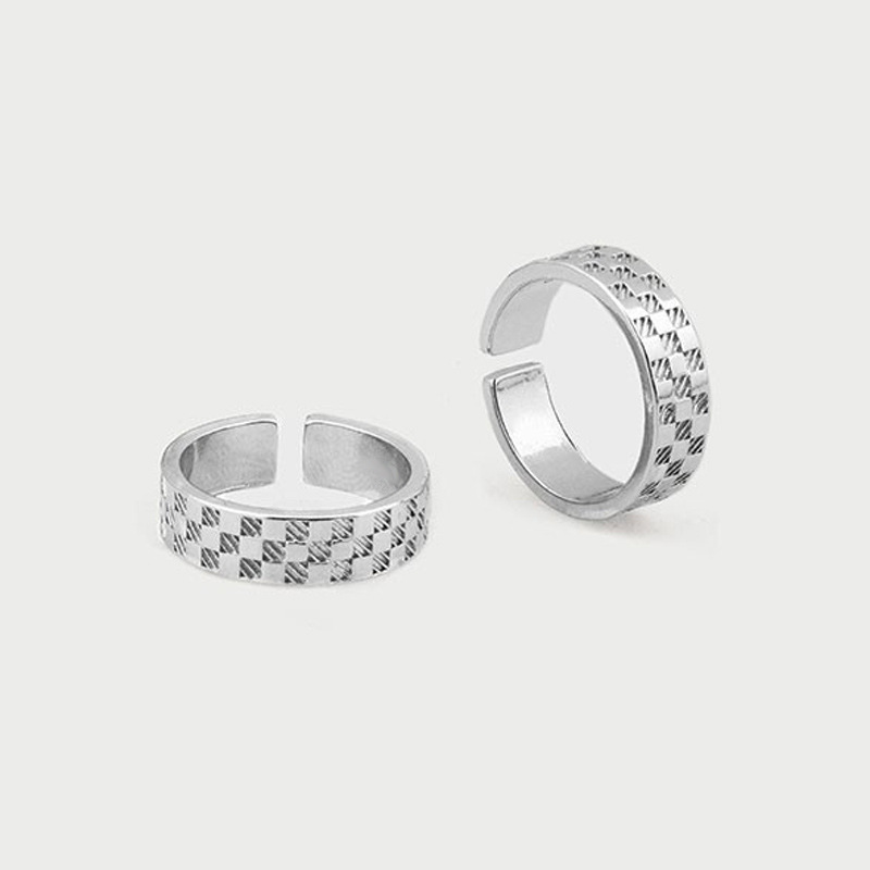 A retro concave and convex checkered open-top ring with a trendy and cool vibe for women. It's a simple and elegant open-top food ring with a high-end feel details Picture
