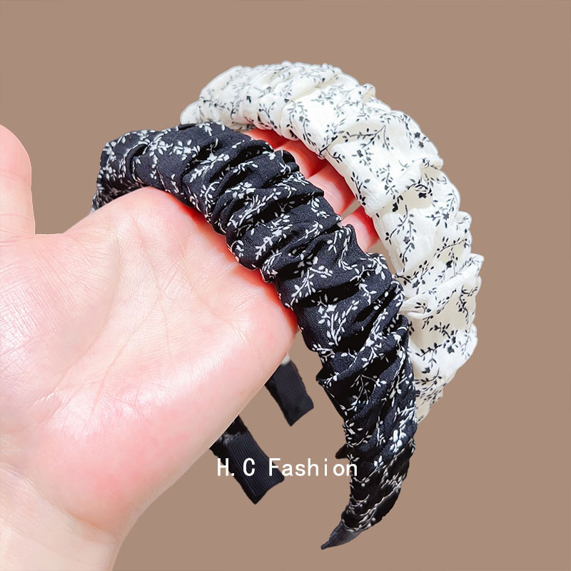 Korean-style high-end black and white wide-brimmed hairband with floral prints, a versatile hair accessory for women washing their faces and going out full figure