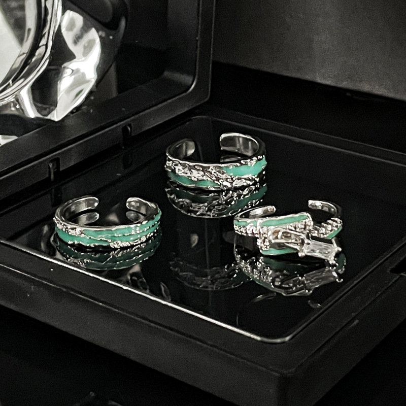 A sea blue drip glaze French texture open ring for women's ins, with a cold style, individual and fashionable, adjustable food ring, simple and elegant Application Scenario