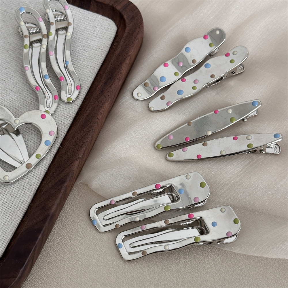 Dopamine silver metal star small hair clip, ins style side clip, bangs clip, water drop polka dot hair clip, hair accessory Application Scenario