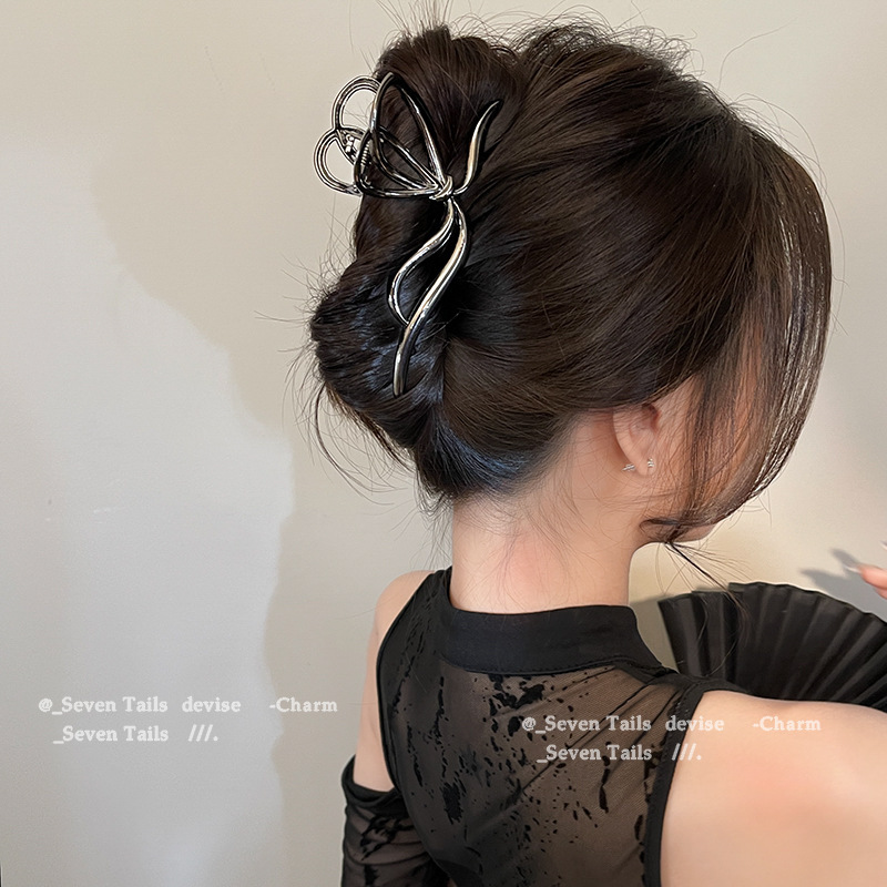 Cold and elegant butterfly metal grabber for women, large and stylish shark clip 2025 new style, trendy back hairpin Application Scenario