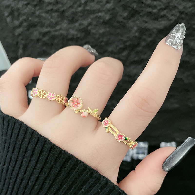 A new retro court-style gradient peach blossom opening ring for women, exuding a sense of light luxury and sophistication, with a unique and sweet floral design full figure