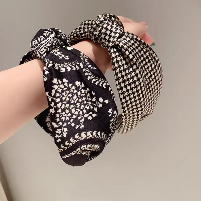 European and American wide checkered knotted hair bands, fabric hair pressing headbands, small chanel-style hair bands, versatile hair clips for girls going out details Picture