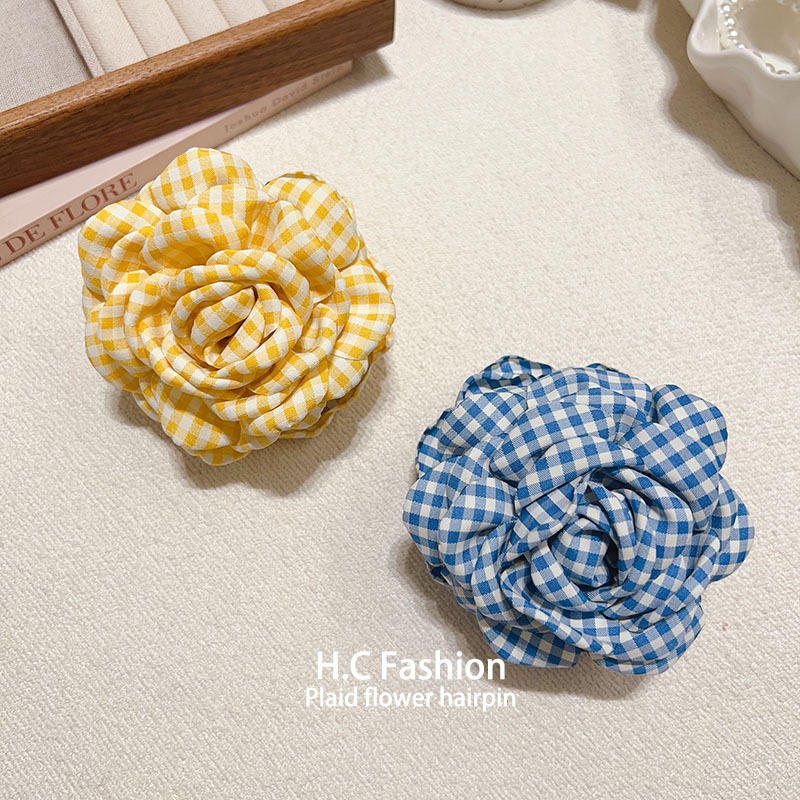 Spring and summer new checkered pattern flower gripper, simple hair gripper, high-end hair clip, large flower Korean hair accessory and headwear Application Scenario