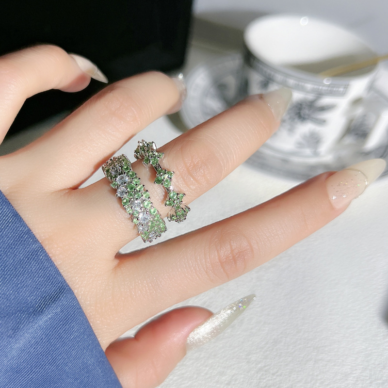 New European and American light luxury light green full diamond ring, feminine flower style, personality, cold style, high-end feel, best friend ring full figure