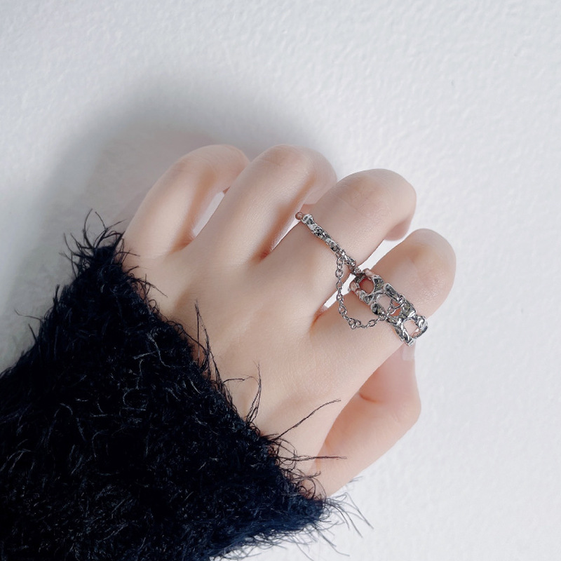 This is a niche design with an Instagram trendy, cool and hip-hop personality. It features a chain for women with adjustable fingers and index fingers Application Scenario