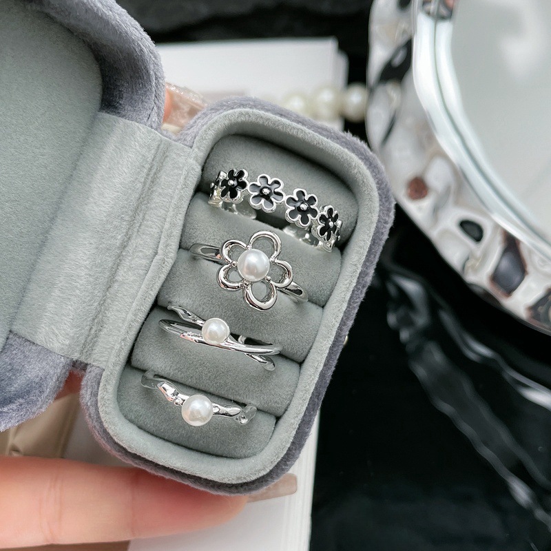 A rare black glazed flower-shaped open ring with a sweet and retro feminine charm and a high-end feel. It is a versatile and exquisite pearl ring full figure