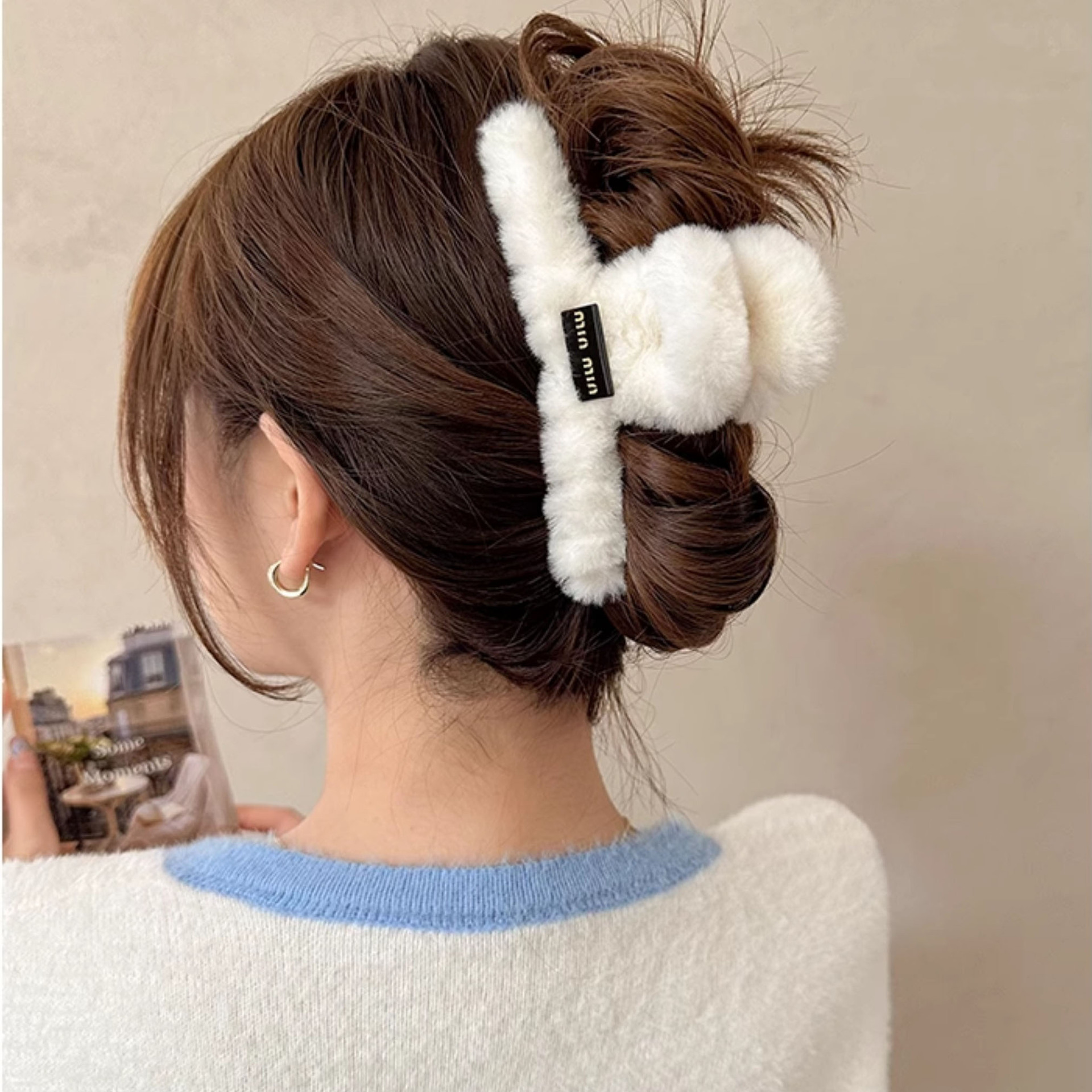 miumiu letter plush hair clip, women's hair accessory, ins high-end style, little Chanel, furry grab clip, spring large hair clip Application Scenario