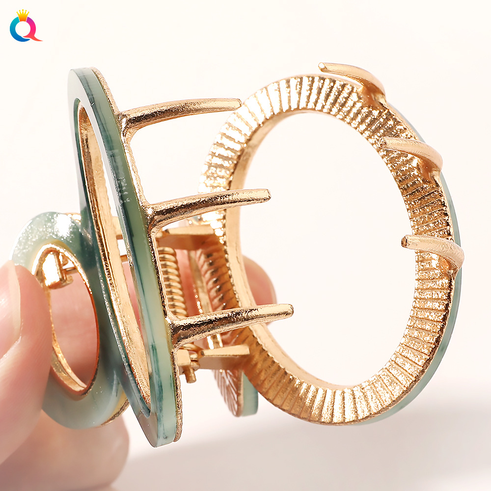 Qiyue Cross-border Alloy hair clip, elegant and light luxury, acetic acid geometric, back head updo, grab hollowed-out shark clip hair accessory for women Application Scenario