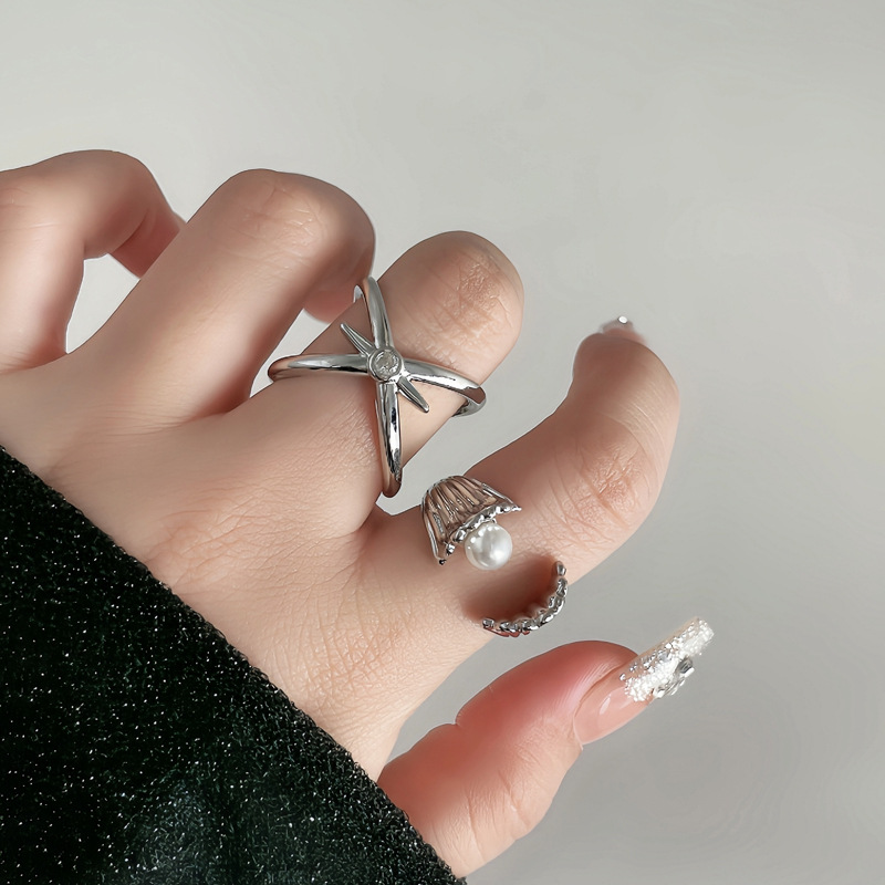 A niche and sweet oyster and pearl ring for women with a cross-shaped personality, fashionable and elegant open-mouth ring. It's a must-match for Internet celebrities and a trendy accessory details Picture