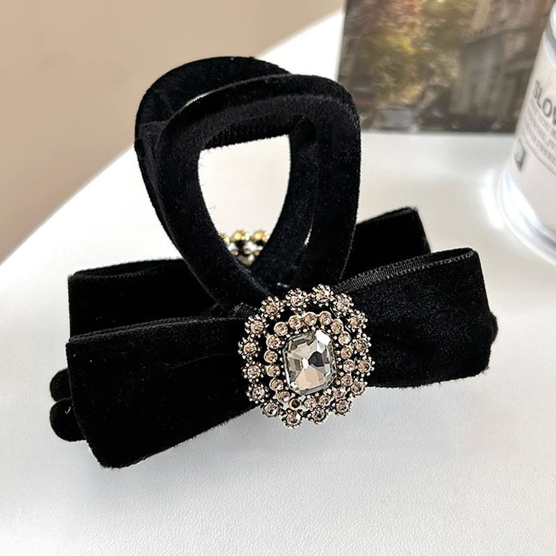 Black velvet bow hair clip with a high-end and exquisite water diamond claw clip, mid-sized shark clip for half-tying hair at the back of the head Application Scenario