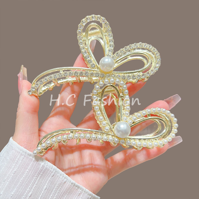 A new versatile shark clip headpiece that exudes a high-end and elegant feminine charm with a heart-shaped claw clip Application Scenario