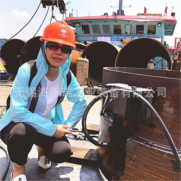 The all-position automatic pipeline welding trolley is a portable outdoor engineering pipeline automatic welding equipment undefined