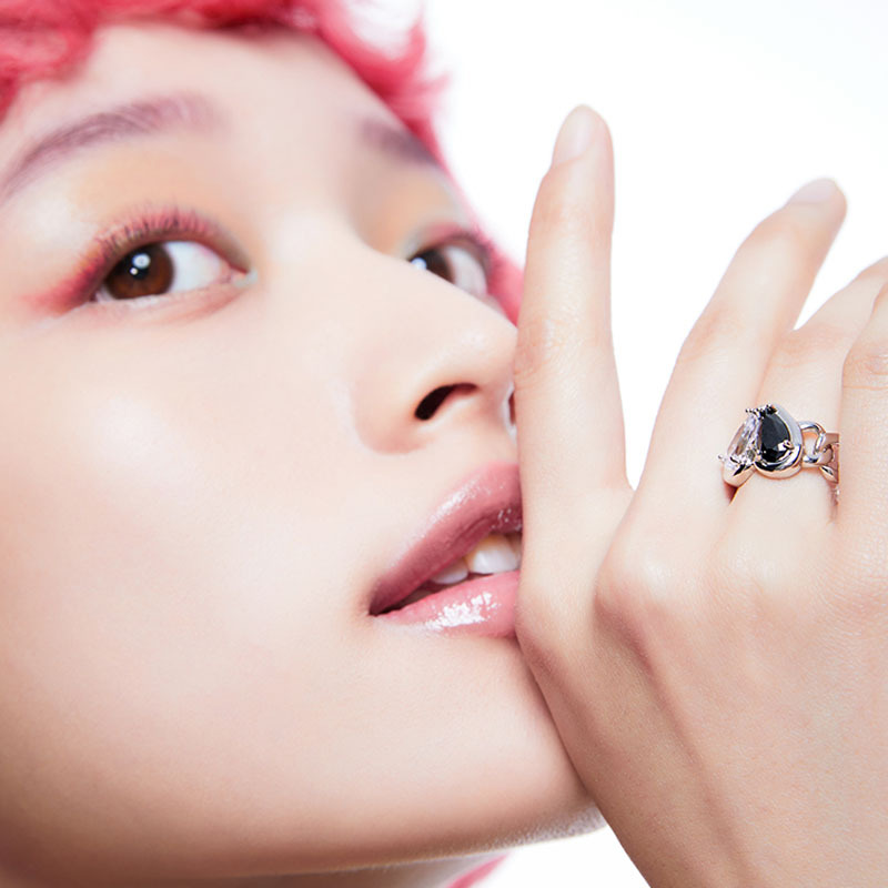 The 2023 new fashionable, trendy and individualistic black and white heart-shaped spliced twisted chain open ring features a niche design and a simple style details Picture