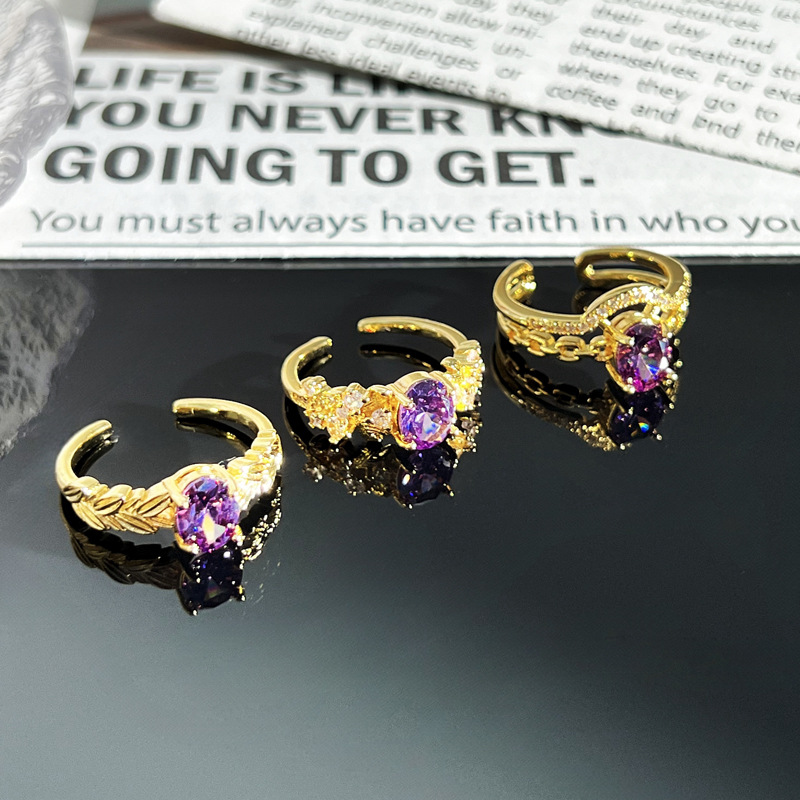 A mid-style light luxury French retro Nine Purple Flame Bauhinia flower ring with a unique design sense for women, a brushed sweet and cool ring full figure