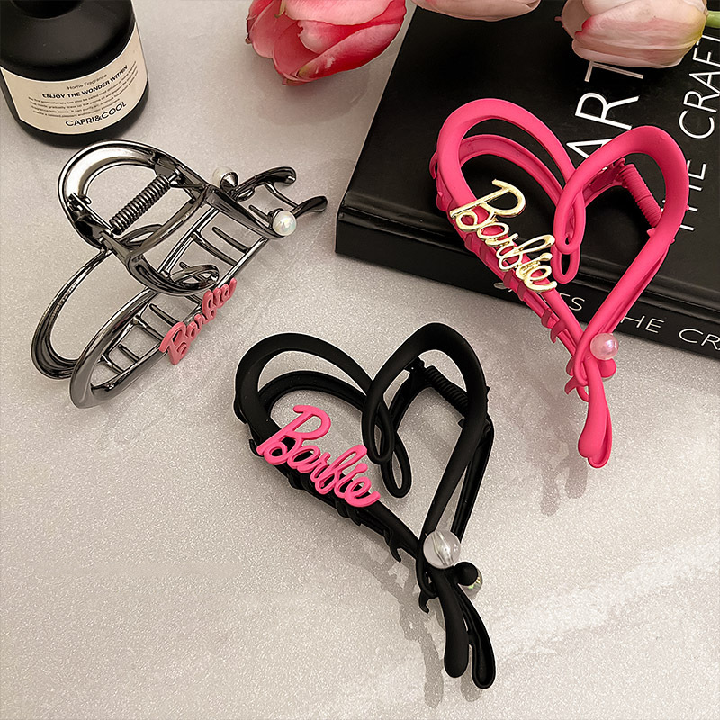 Heart-shaped letter grappling clips, metal hair clips, sweet and cool female style, back head coil hair clips, large shark clips, hair clips and hair accessories Application Scenario