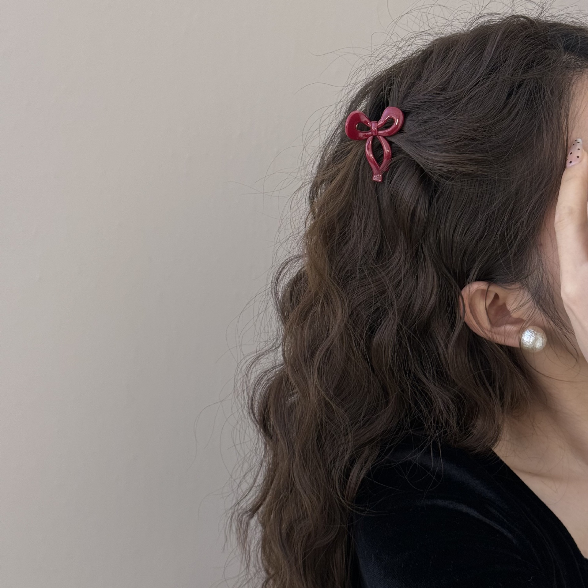 Red delicate and small bow clip, playful side bangs, small shark clip, hair clip, top hair accessory clip Application Scenario