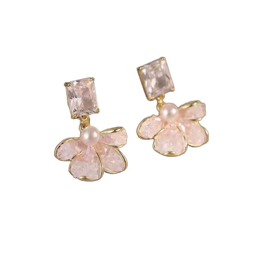Gradient crystal flower earrings, a trendy and niche design for women, exude a sense of sophistication and exude the charm of Internet celebrities. Earrings and earrings Item Picture