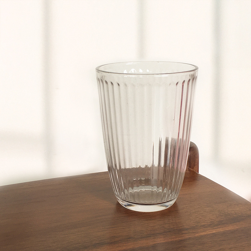 Retro striped glass cups, American lattes, iced coffee cups, cold brew cups and mocha classic cups from the Instagrammable coffee shop full figure