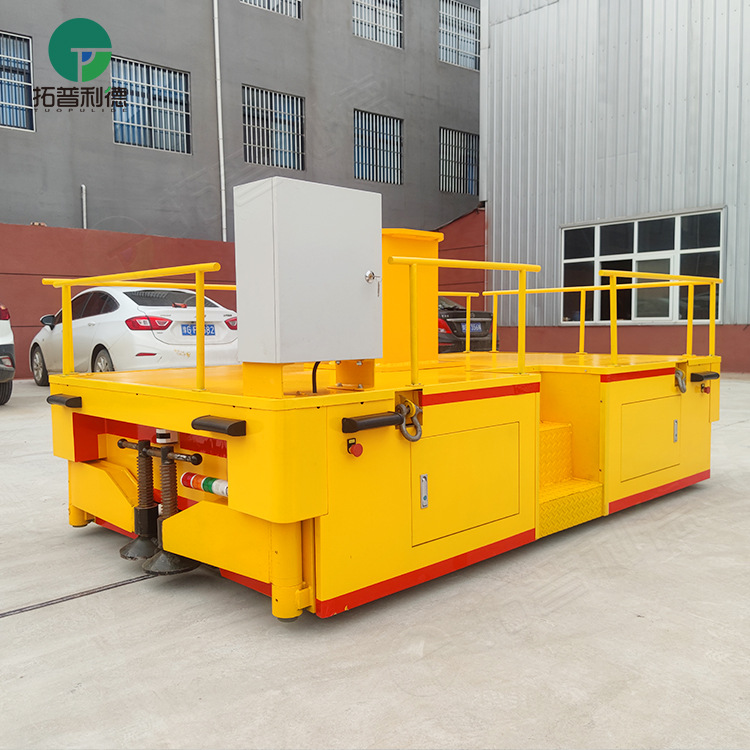 The magnetic strip navigation platform of the indoor and outdoor heavy-duty AGV intelligent material handling vehicle is equipped with a mechanical arm, and the welding accuracy of the workpiece is ±5 Application Scenario