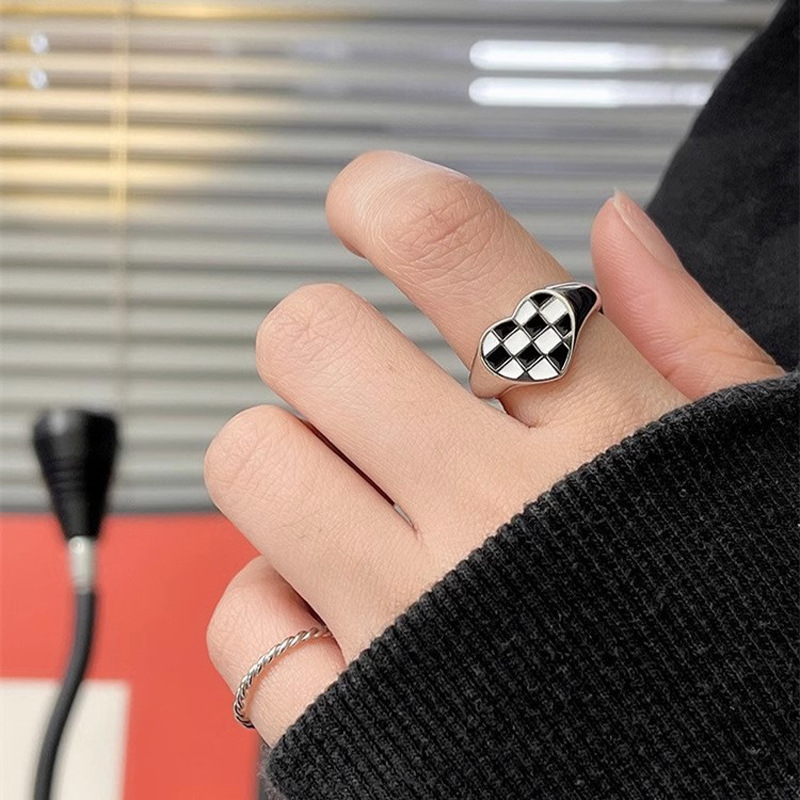 Korean-style checkerboard heart-shaped ring, retro and fashionable black and white checkered open ring, unique hip-hop punk index finger ring Specification drawing