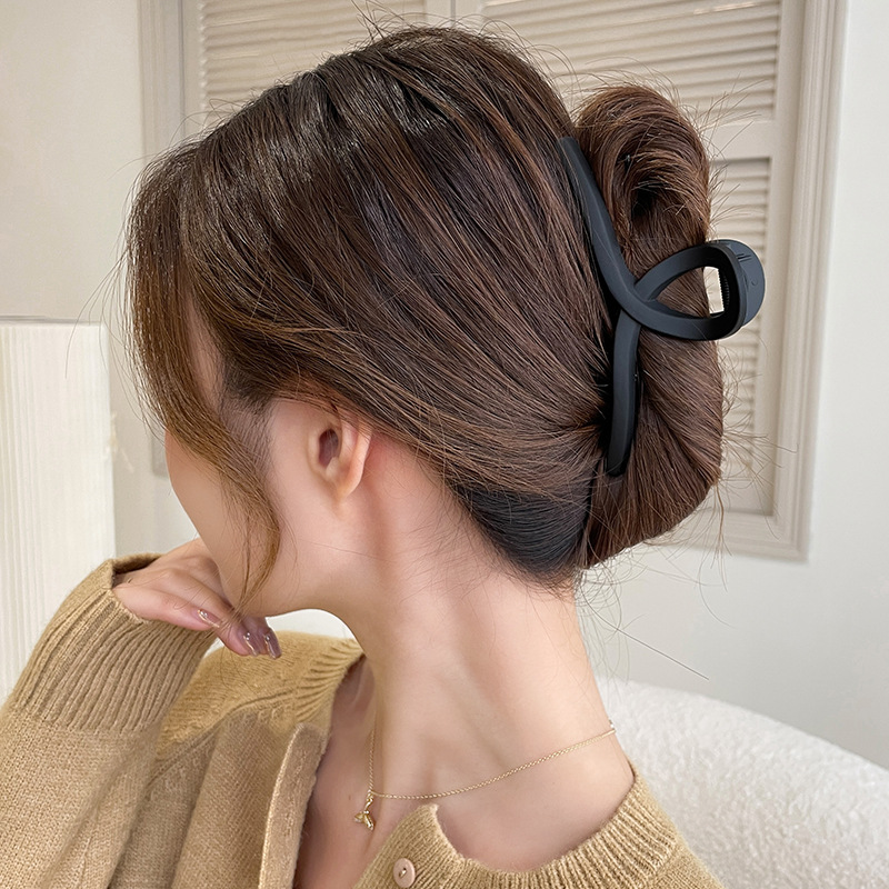Korean black hair clips for women with a high-end feel, medium-sized half-tied hair, back of the head updo, shark clip headwear and hairpin details Picture