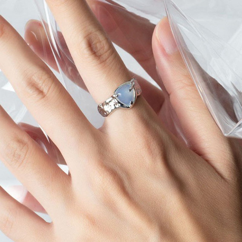 A niche design with irregular pleated texture and an open ring, a sweet and cool girl on Instagram, with a cold and unique style and personality Specification drawing