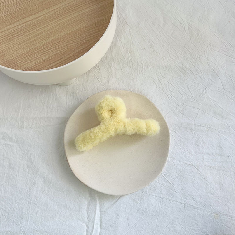Rabbit-like plush hairpin, Han Guo autumn and winter fur hairpin, back of the head updo hair, shark hairpin, hair accessory wholesale Application Scenario
