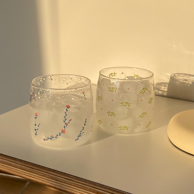 Manmang made a summer Instagram small floral glass cup, a niche retro flower juice drink, a glass water cup and a cold drink details Picture