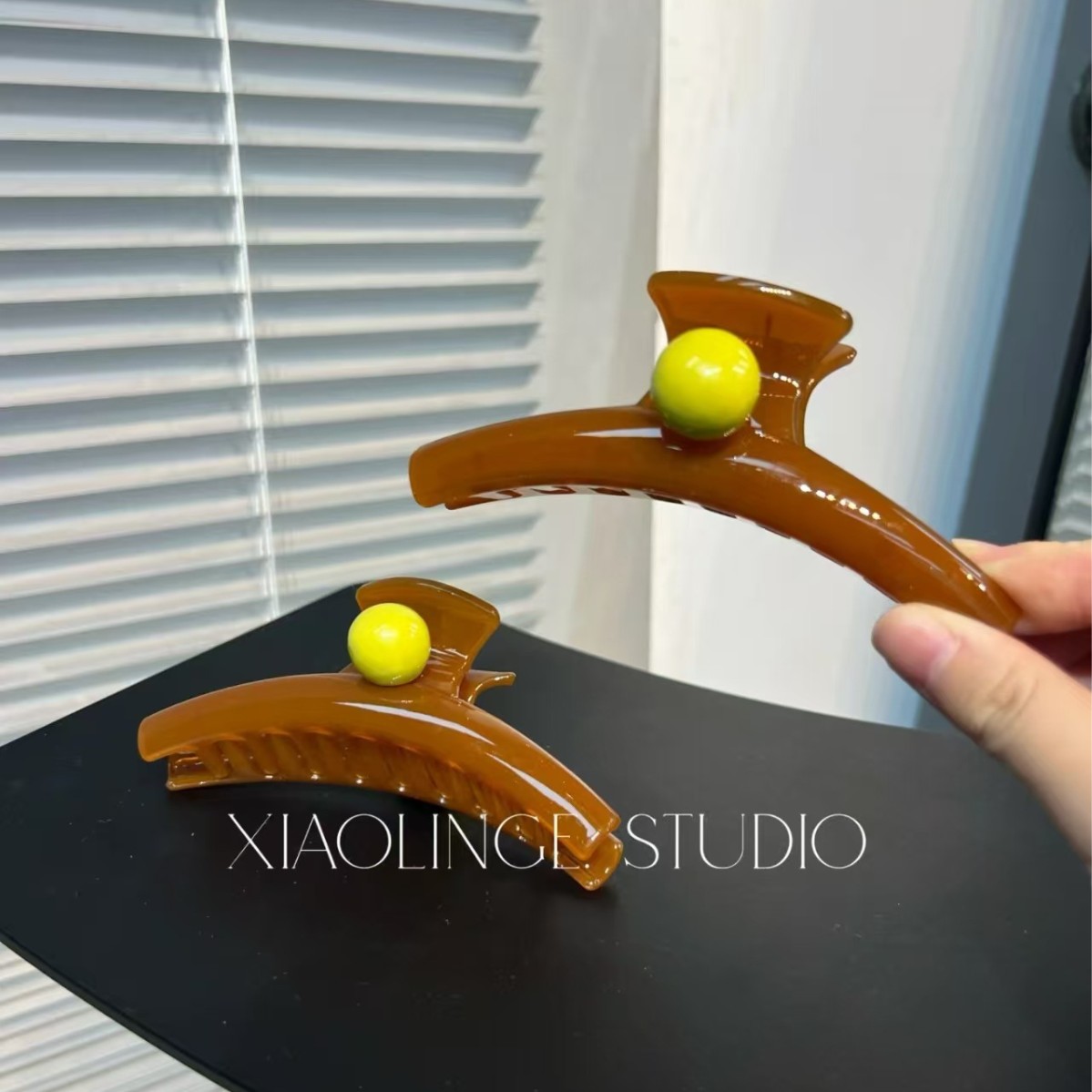 The high-end yellow color-blocking pearl grabber from Dongdaemun, Japan and South Korea, features a large shark hairpin for a girl on Instagram full figure