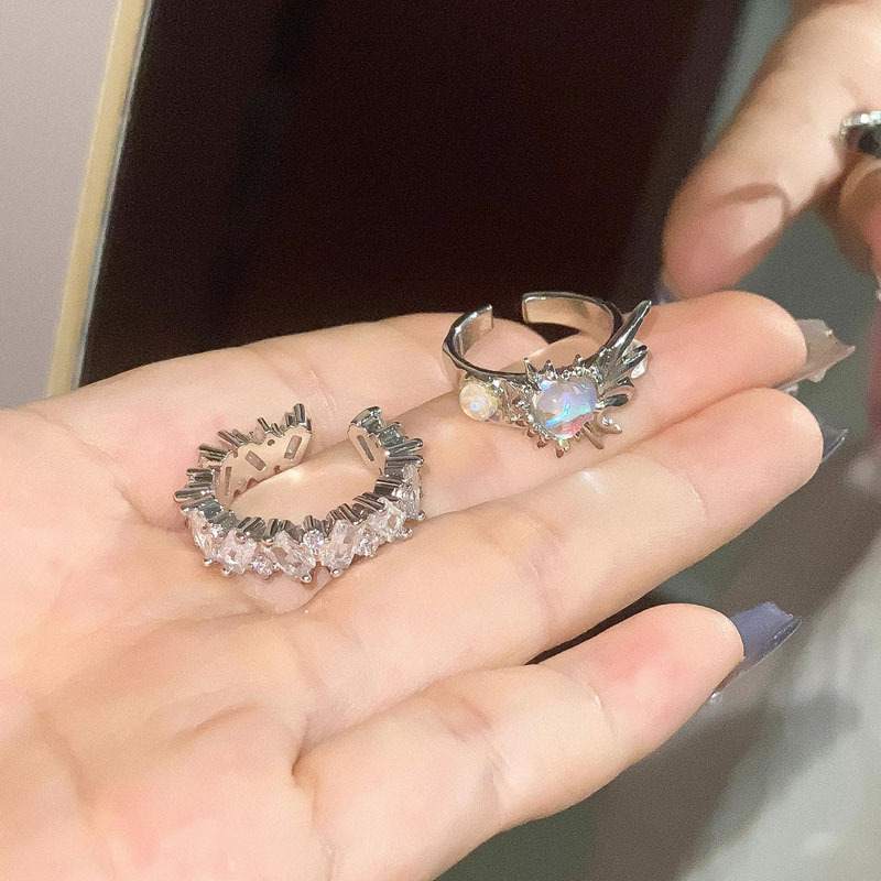 Zircon open ring, a niche design for women, with a cold and cool heart-shaped sweet and hot girl style. It's a fashionable and individual index finger ring trend details Picture