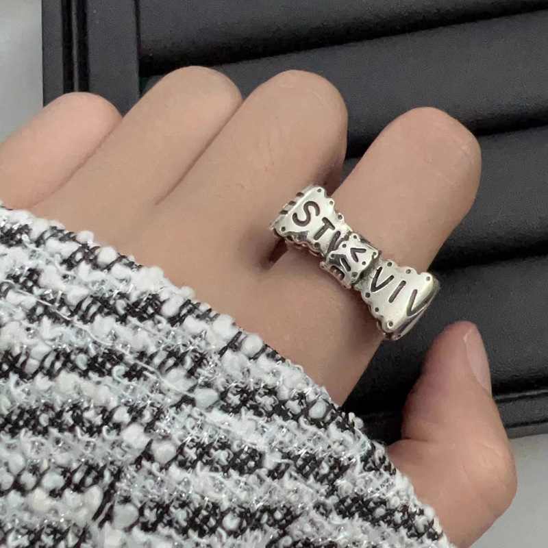 A cold post-punk style vintage Saturn ring by Vivienne, a fashionable black heart-shaped planet ring girl Application Scenario
