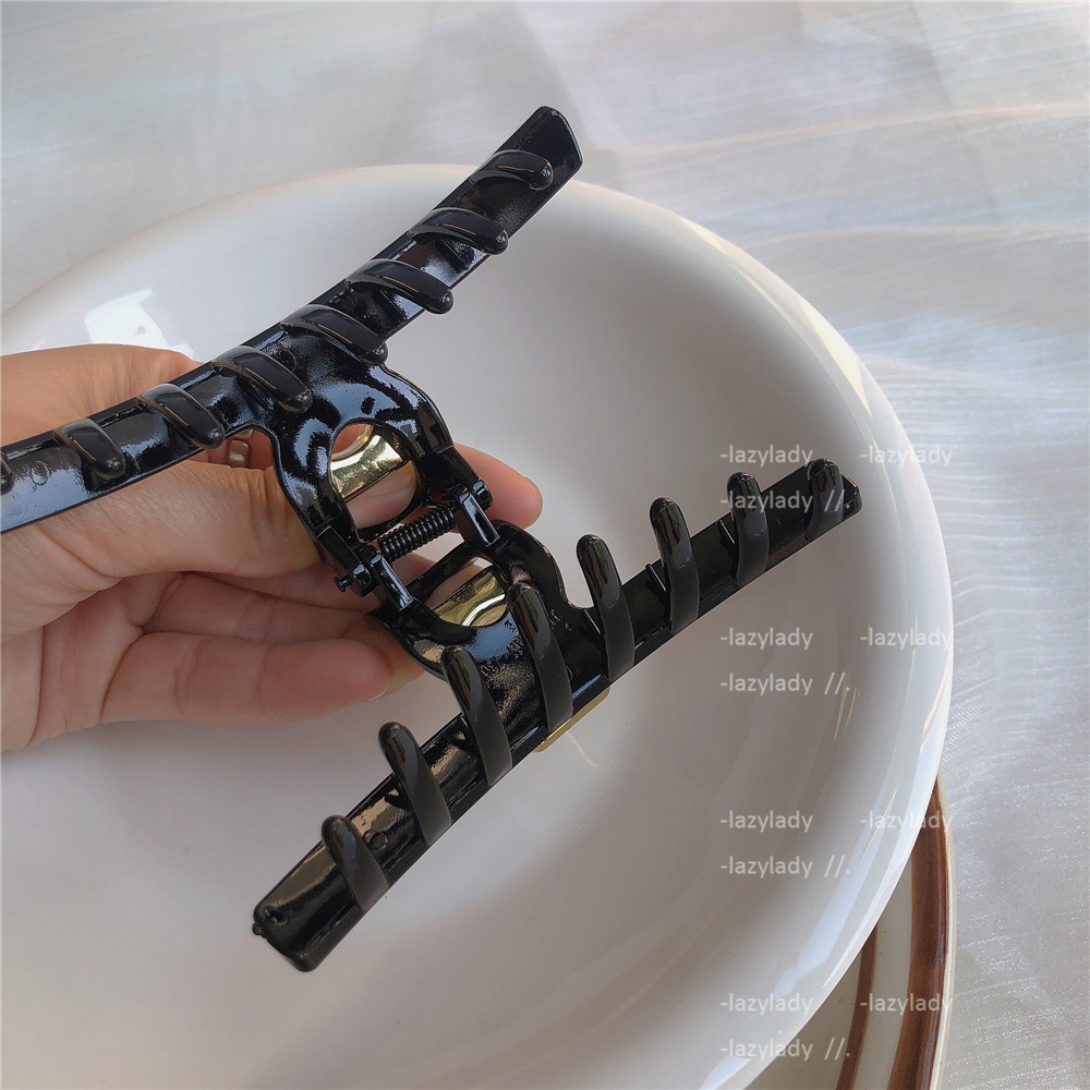 A large hair clip from Dongdaemun, South Korea, exudes a stylish and stylish style. It features a unique French metal back of the head with a cross-border hair clip Application Scenario