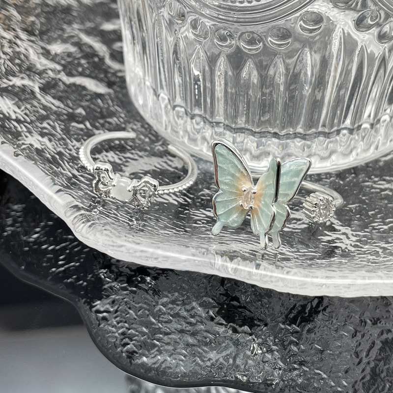 This sweet and ethereal gradient three-dimensional butterfly opening ring is a niche design for women, exuding a sense of light luxury and high-end elegance. It's a trendy index finger ring Specification drawing