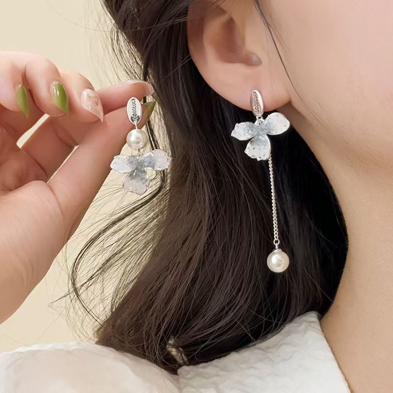 Blue three-leaf crystal flower earrings with an asymmetrical design, a traditional Chinese style earring, and a cool, internet-famous style stud full figure