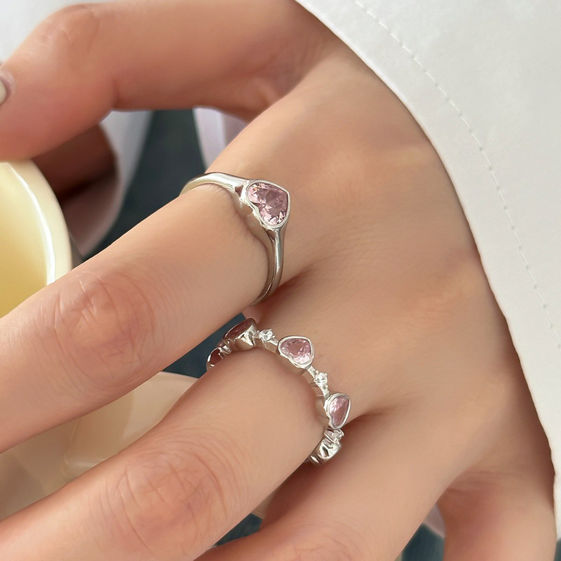 The ring is a niche design for women, with a sweet, cool and high-end feel. It is a heart-shaped zircon index finger ring, an ins light luxury and unique open-mouth eating ring Specification drawing