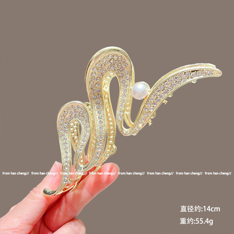 Light luxury and high-end style, simple wavy, sparkling large updo hair clip headwear, shark clip hair clip at the back of the head Application Scenario