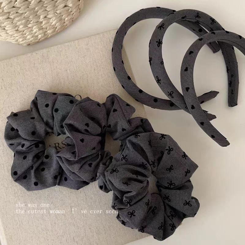 Bowknot large intestine hair band, a fashionable, simple and versatile Japanese and Korean style. Made of polka dot super soft fabric, it is fresh and sweet full figure