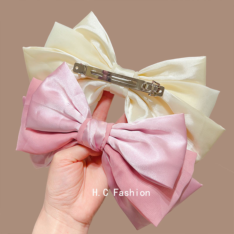 The new style of the "Super Fairy Multi-layer Bow hairpin" with the "Runaway Princess" spring clip at the back of the head is a stylish and elegant headwear Application Scenario