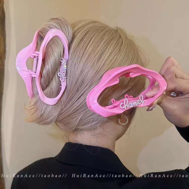 Dopamine Pink Cloud hair clip and hair accessory miumiu letter gripper 2025 new style hair clip back head Shark clip details Picture